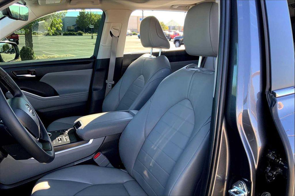 used 2024 Toyota Highlander car, priced at $43,790