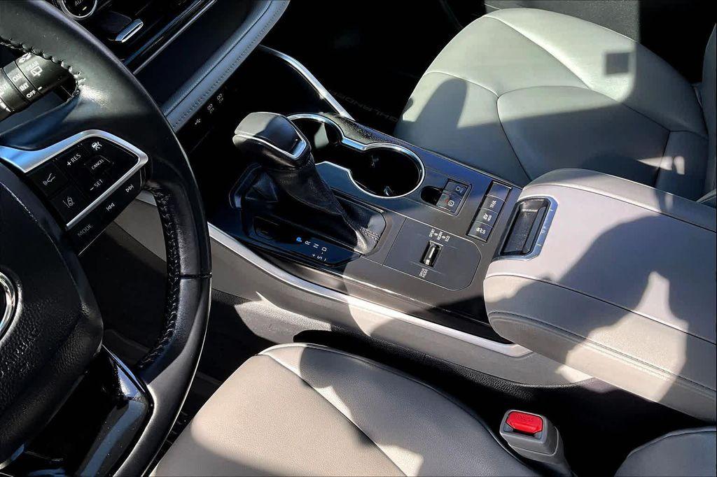 used 2020 Toyota Highlander Hybrid car, priced at $32,200