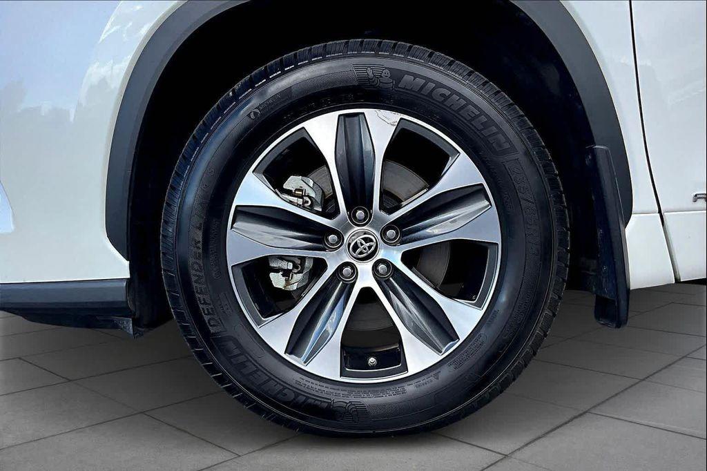 used 2020 Toyota Highlander Hybrid car, priced at $32,200