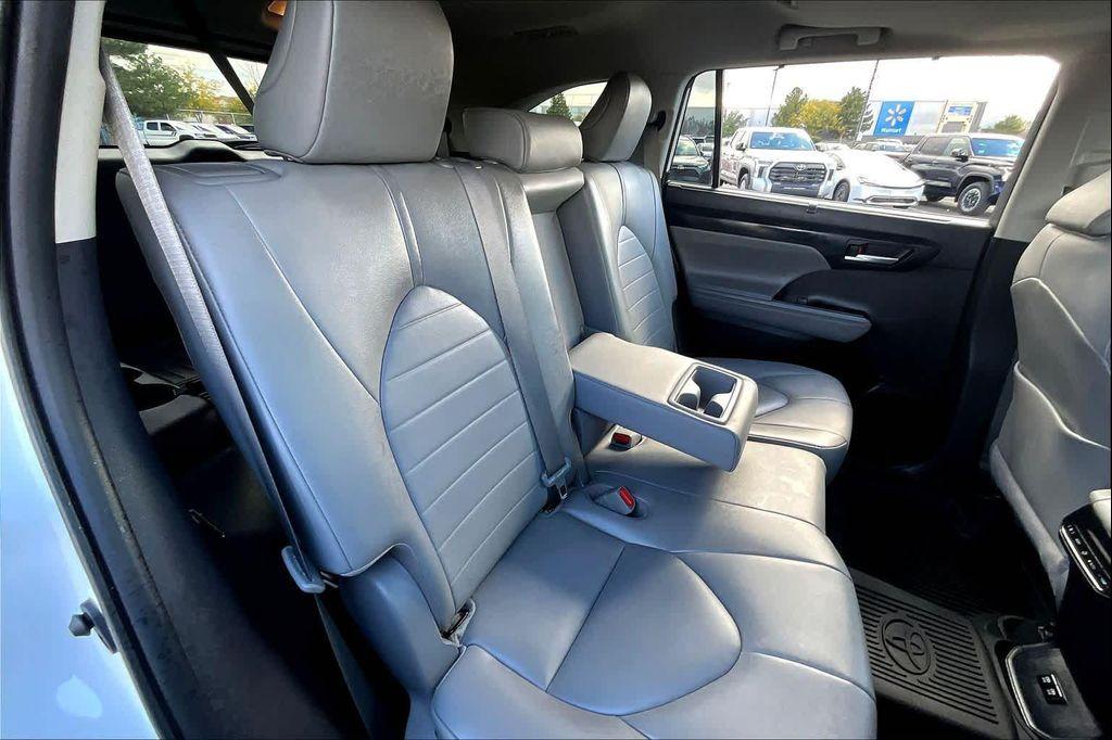 used 2020 Toyota Highlander Hybrid car, priced at $32,200