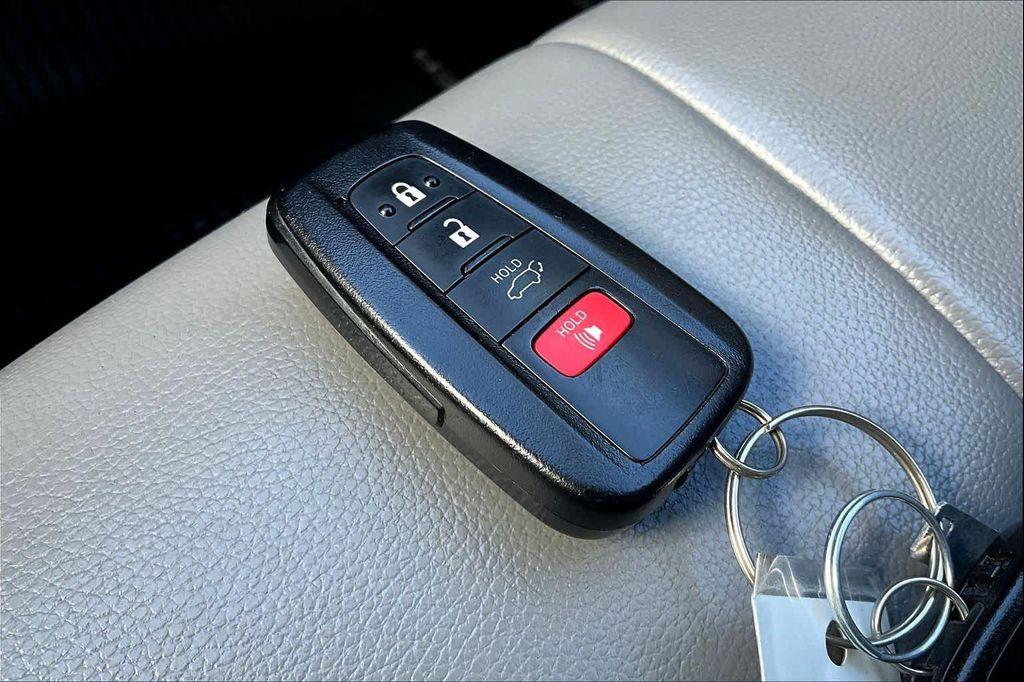 used 2020 Toyota Highlander Hybrid car, priced at $32,200