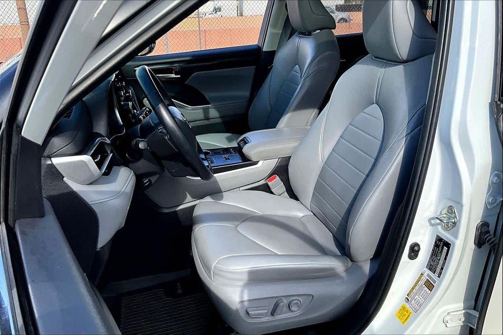 used 2020 Toyota Highlander Hybrid car, priced at $32,200