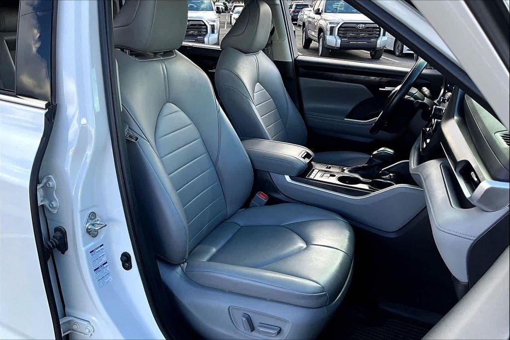 used 2020 Toyota Highlander Hybrid car, priced at $32,200