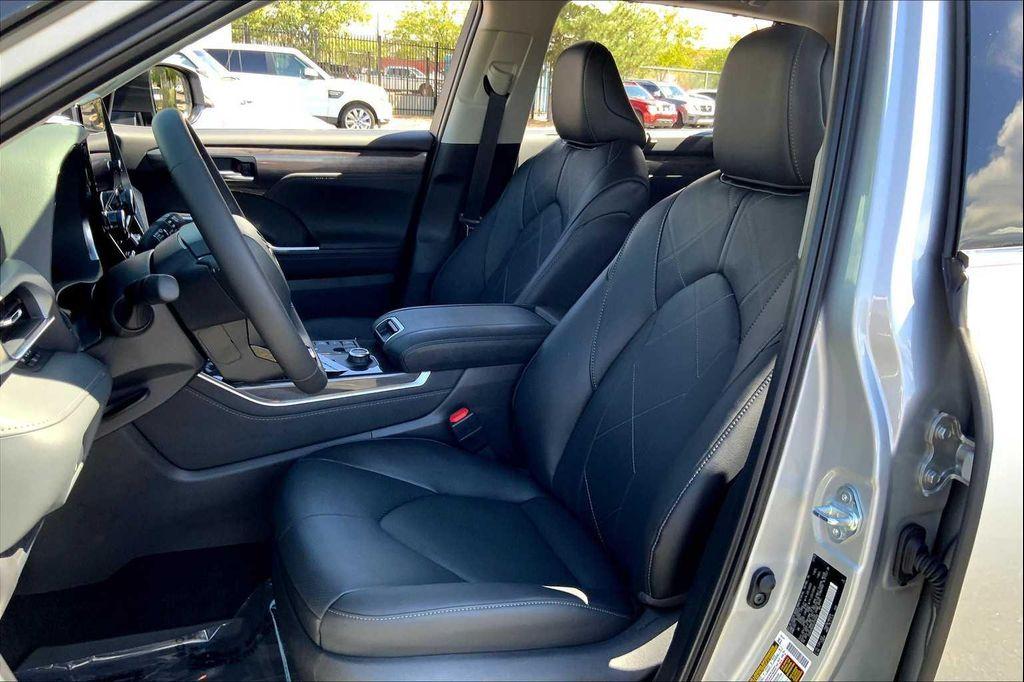 used 2025 Toyota Highlander car, priced at $57,910