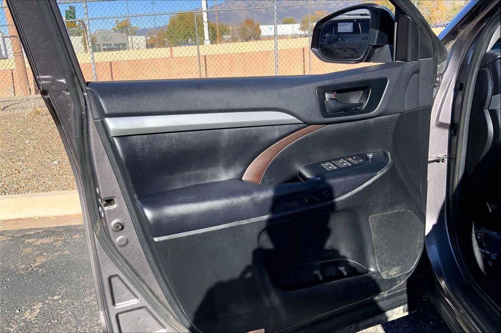 used 2019 Toyota Highlander car, priced at $21,280