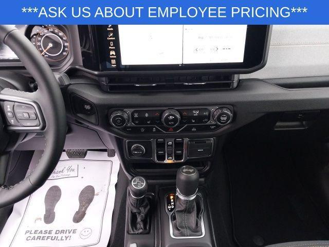 new 2025 Jeep Wrangler car, priced at $43,175