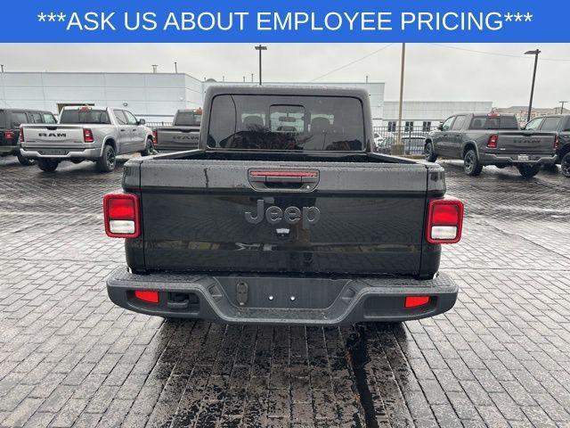 new 2025 Jeep Gladiator car, priced at $38,385
