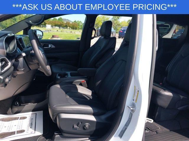 new 2025 Chrysler Pacifica car, priced at $39,445