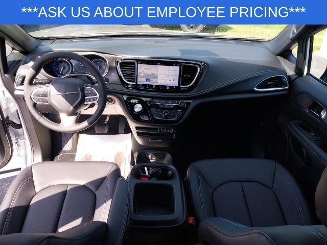 new 2025 Chrysler Pacifica car, priced at $39,445