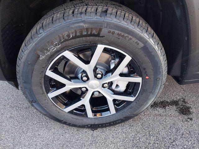 new 2025 Jeep Grand Cherokee car, priced at $40,790
