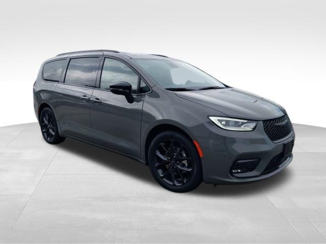 new 2025 Chrysler Pacifica car, priced at $44,040