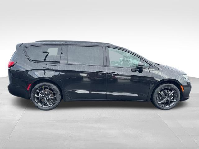 new 2025 Chrysler Pacifica car, priced at $43,545