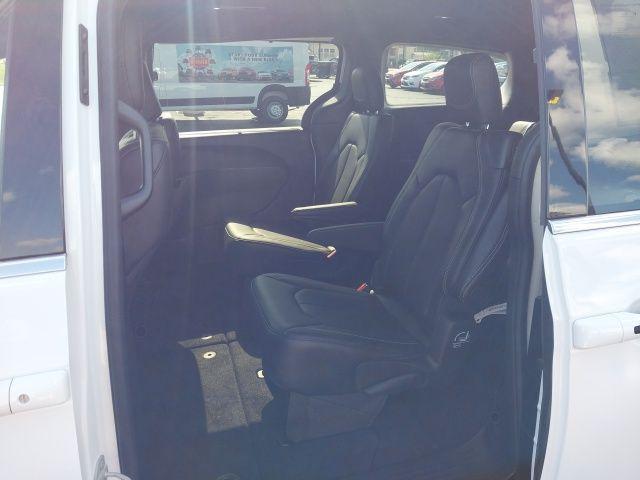 new 2025 Chrysler Pacifica car, priced at $38,620