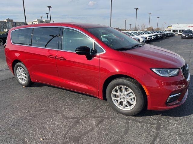 new 2024 Chrysler Pacifica car, priced at $36,690