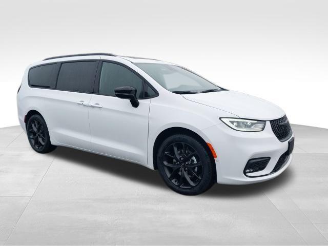 new 2025 Chrysler Pacifica car, priced at $43,545