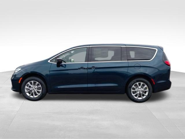 new 2025 Chrysler Pacifica car, priced at $39,635