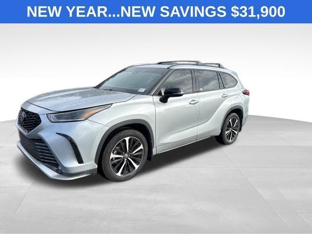 used 2021 Toyota Highlander car, priced at $31,900