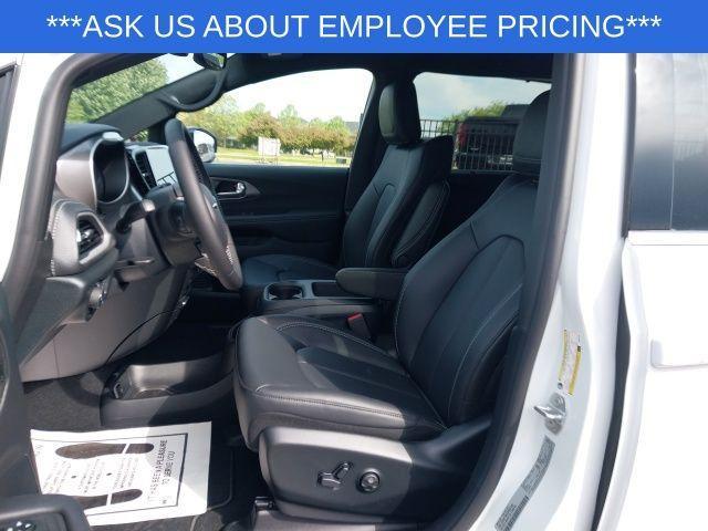 new 2025 Chrysler Pacifica car, priced at $44,090