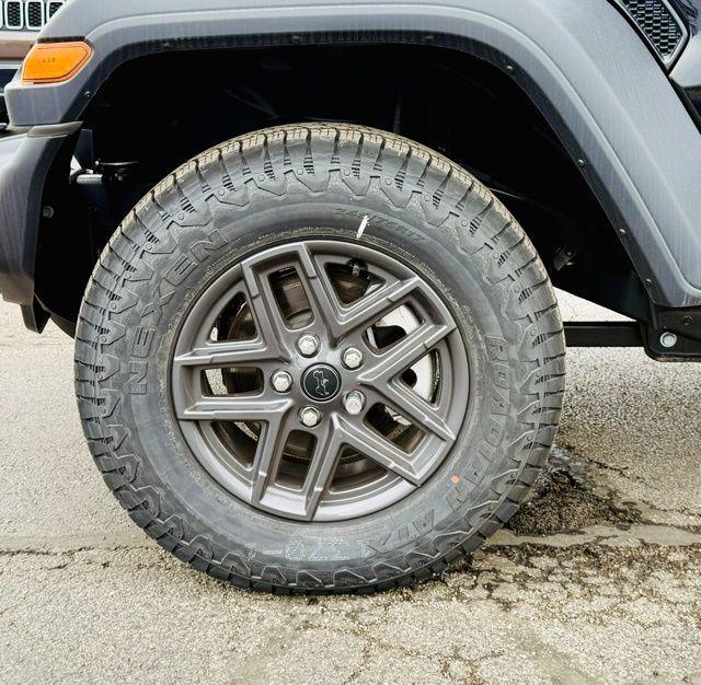 new 2025 Jeep Wrangler car, priced at $43,075