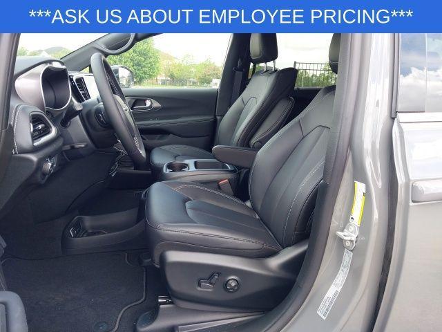 new 2025 Chrysler Pacifica car, priced at $44,585