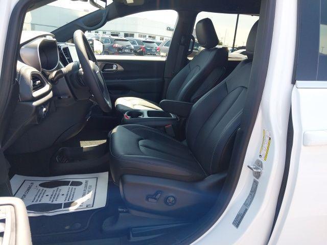 new 2025 Chrysler Pacifica car, priced at $39,725