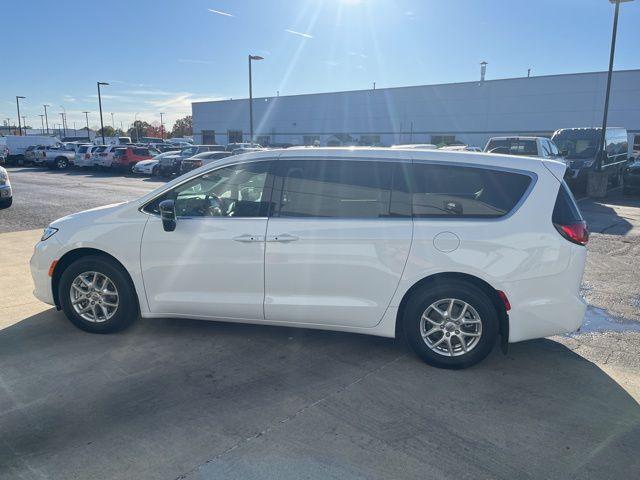 new 2025 Chrysler Pacifica car, priced at $38,320