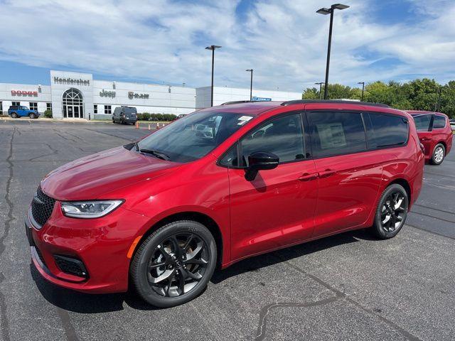 new 2024 Chrysler Pacifica car, priced at $37,740