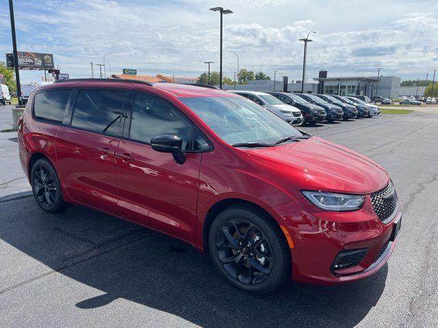 new 2024 Chrysler Pacifica car, priced at $37,740