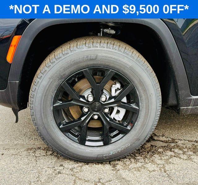 new 2025 Jeep Grand Cherokee car, priced at $37,025