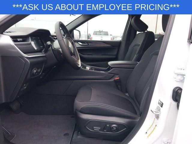 new 2025 Jeep Grand Cherokee car, priced at $39,875