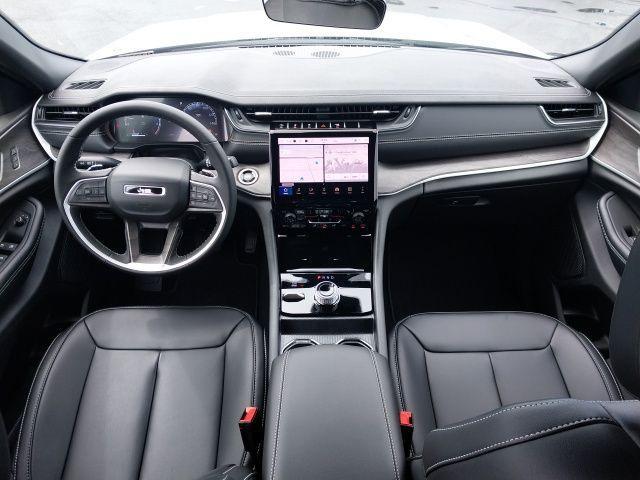 new 2025 Jeep Grand Cherokee car, priced at $40,495