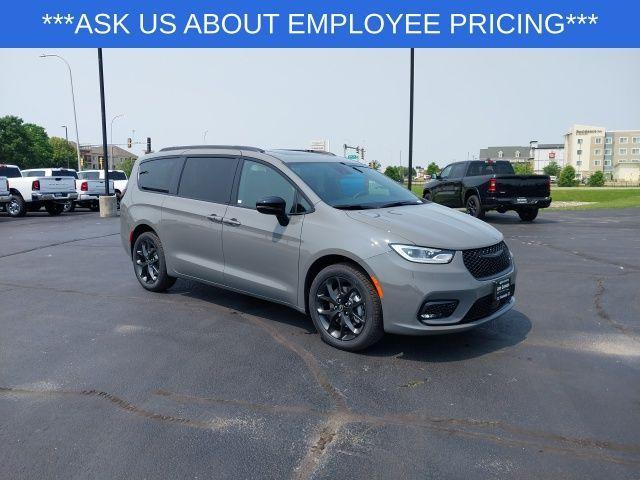 new 2025 Chrysler Pacifica car, priced at $49,055