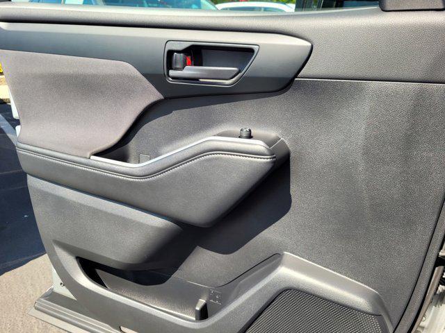 used 2021 Toyota Highlander Hybrid car, priced at $32,500