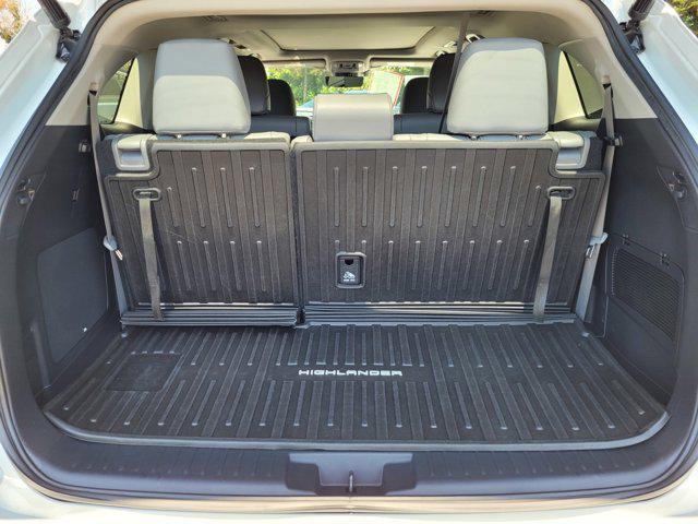used 2022 Toyota Highlander car, priced at $46,900