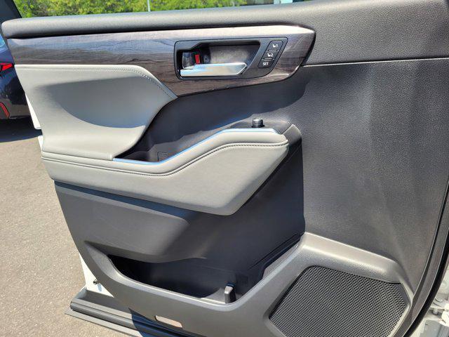 used 2022 Toyota Highlander car, priced at $46,900