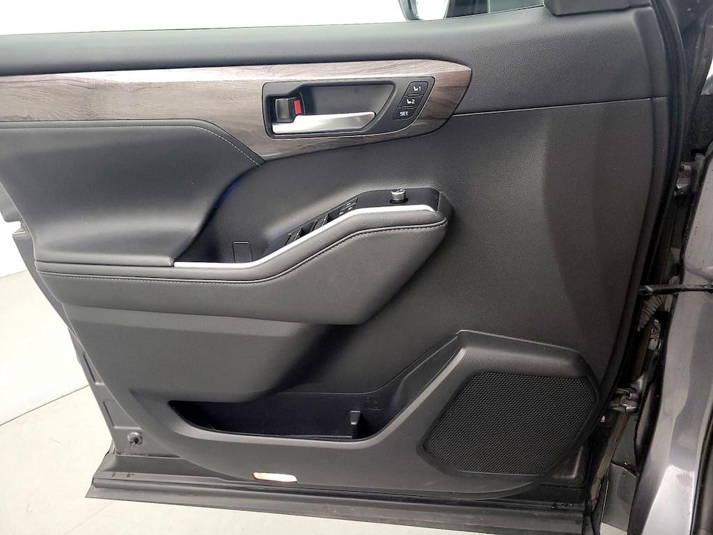 used 2021 Toyota Highlander car, priced at $33,998