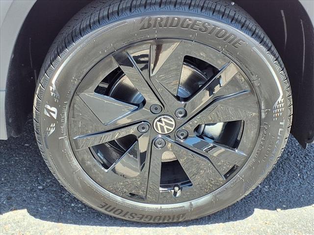 new 2025 Volkswagen Taos car, priced at $31,011