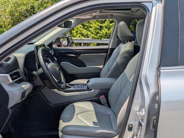 used 2022 Toyota Highlander car, priced at $35,988