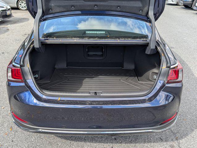 new 2025 Lexus ES 300h car, priced at $47,979