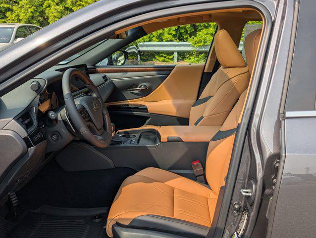 new 2025 Lexus ES 300h car, priced at $53,359