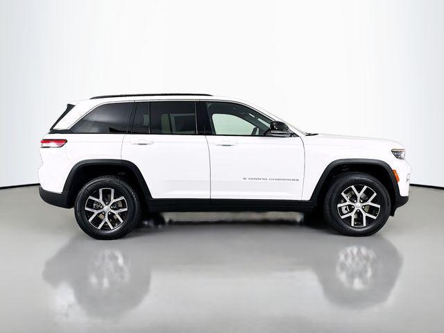 new 2025 Jeep Grand Cherokee car, priced at $38,900