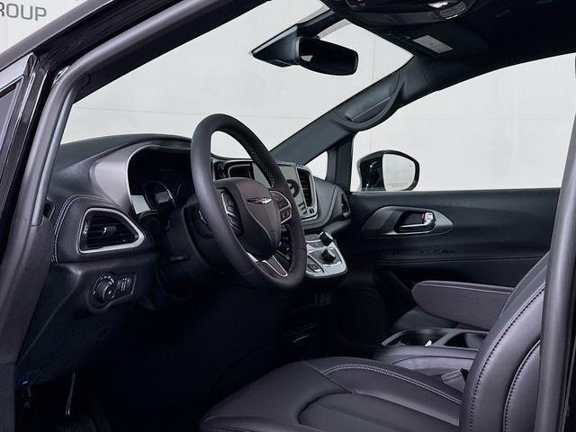 new 2025 Chrysler Pacifica Hybrid car, priced at $43,343