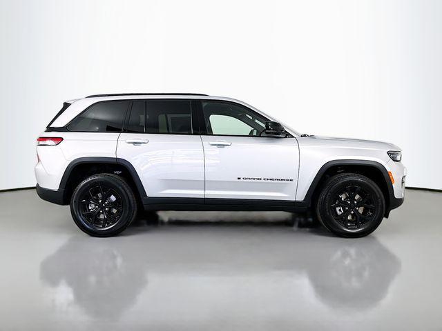 new 2025 Jeep Grand Cherokee car, priced at $39,230