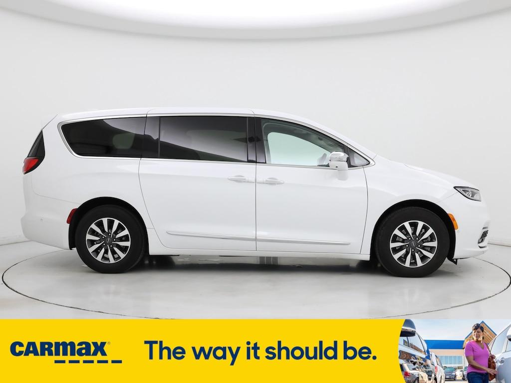 used 2022 Chrysler Pacifica Hybrid car, priced at $34,998