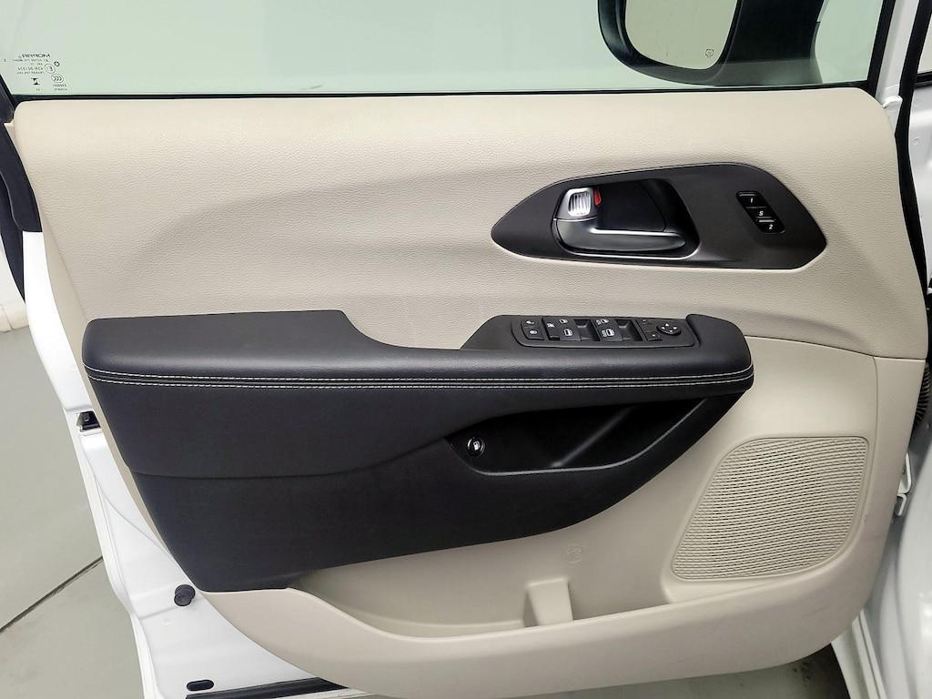used 2023 Chrysler Pacifica Hybrid car, priced at $32,998