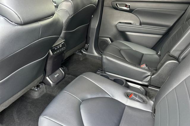 used 2025 Toyota Highlander car, priced at $45,988