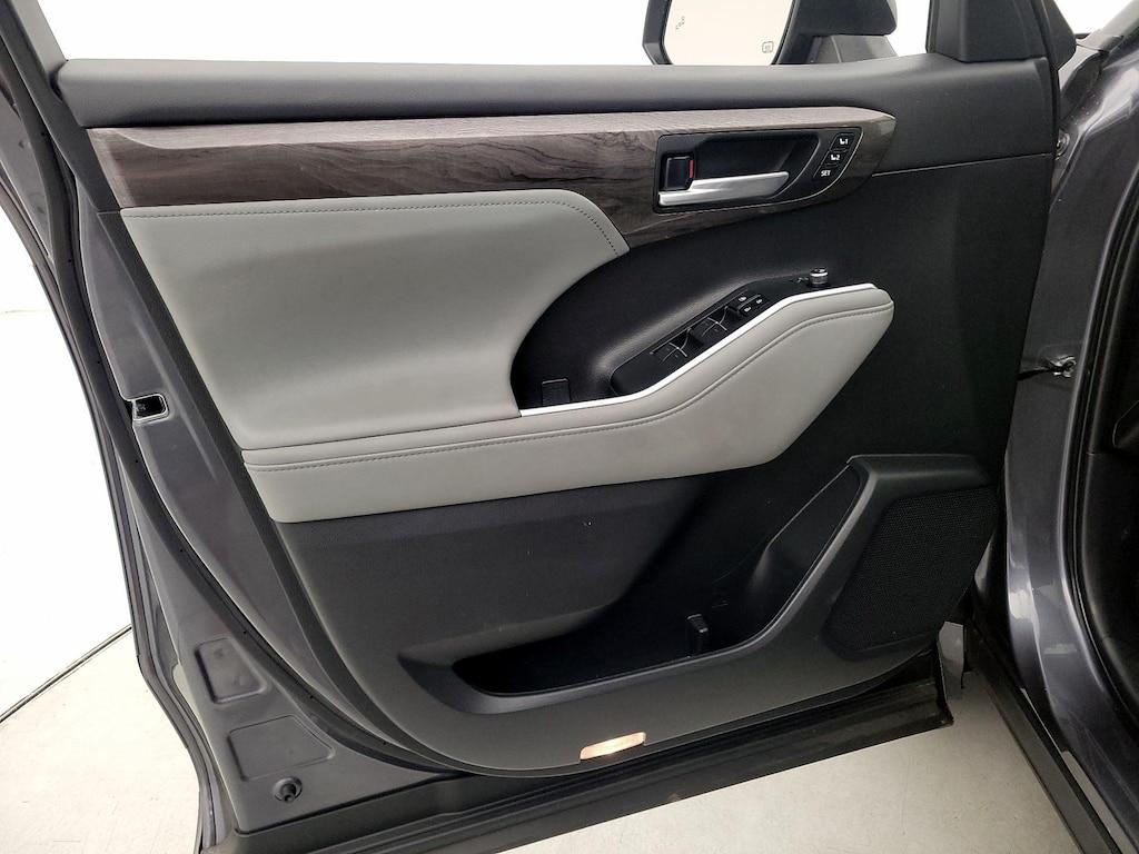 used 2023 Toyota Highlander car, priced at $40,998