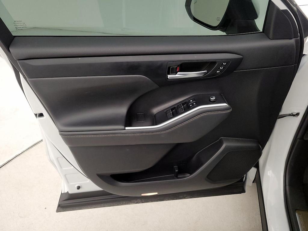 used 2022 Toyota Highlander Hybrid car, priced at $36,998