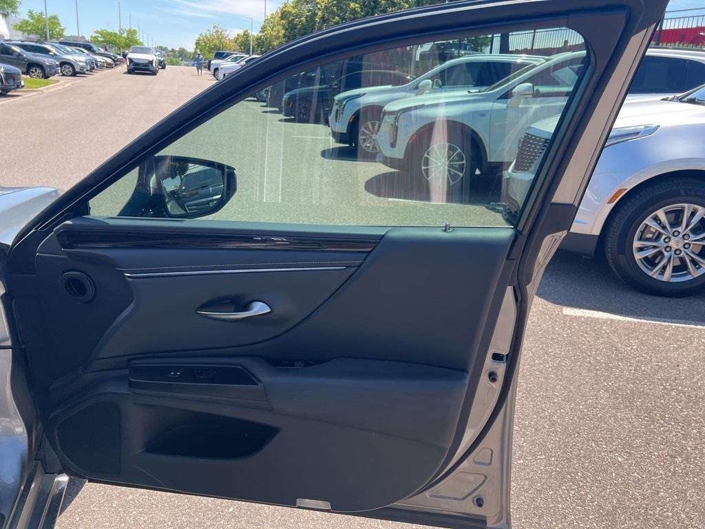 used 2019 Lexus ES 300h car, priced at $33,000
