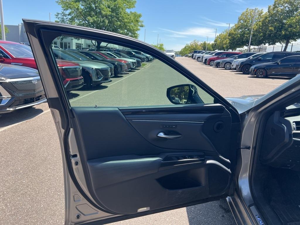 used 2019 Lexus ES 300h car, priced at $33,000